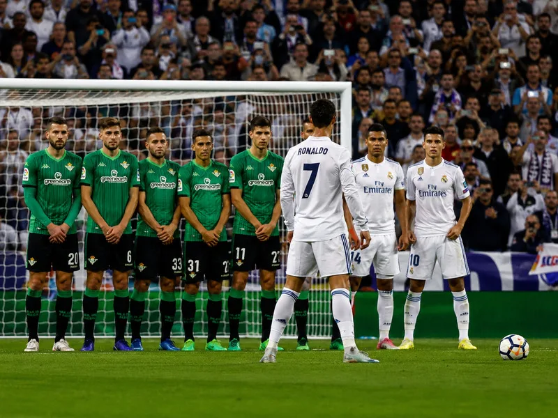 Cristiano Ronaldo gây ấn tượng với kỹ thuật knuckleball, tạo ra những cú sút mạnh và quỹ đạo khó phán đoán từ khoảng cách xa.