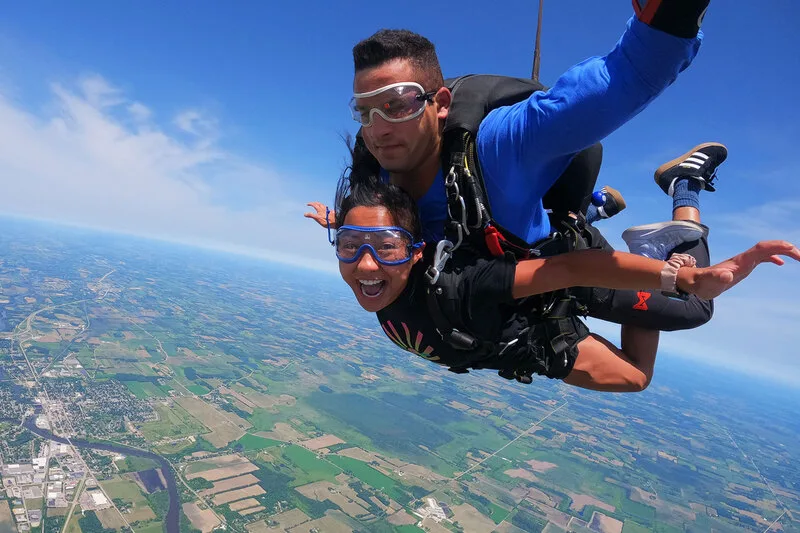 Skydiving mang đến trải nghiệm chinh phục bầu trời với cảm giác tự do, tốc độ và thử thách giới hạn bản thân.