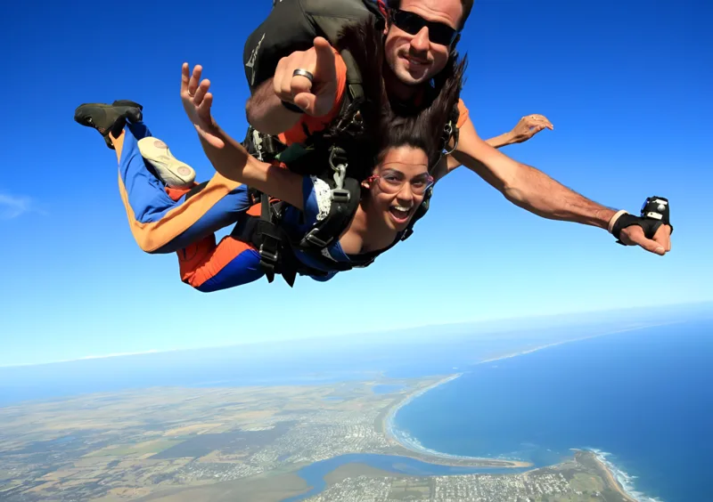 Skydiving không chỉ tạo cảm giác mạnh mà còn giúp người tham gia rèn luyện sự tự tin và vượt qua nỗi sợ.