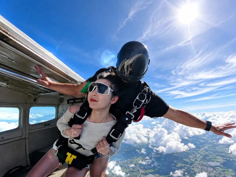Skydiving phù hợp với những người yêu thích khám phá, có sức khỏe ổn định và mong muốn thử thách bản thân.