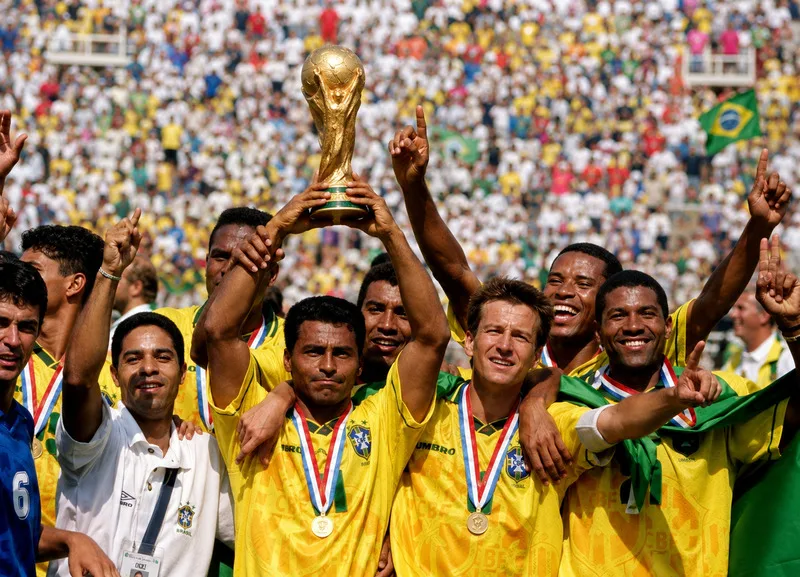 Brazil dẫn đầu danh sách nhà vô địch World Cup với 5 danh hiệu, tiếp theo là Đức và Italy với 4 lần đăng quang.